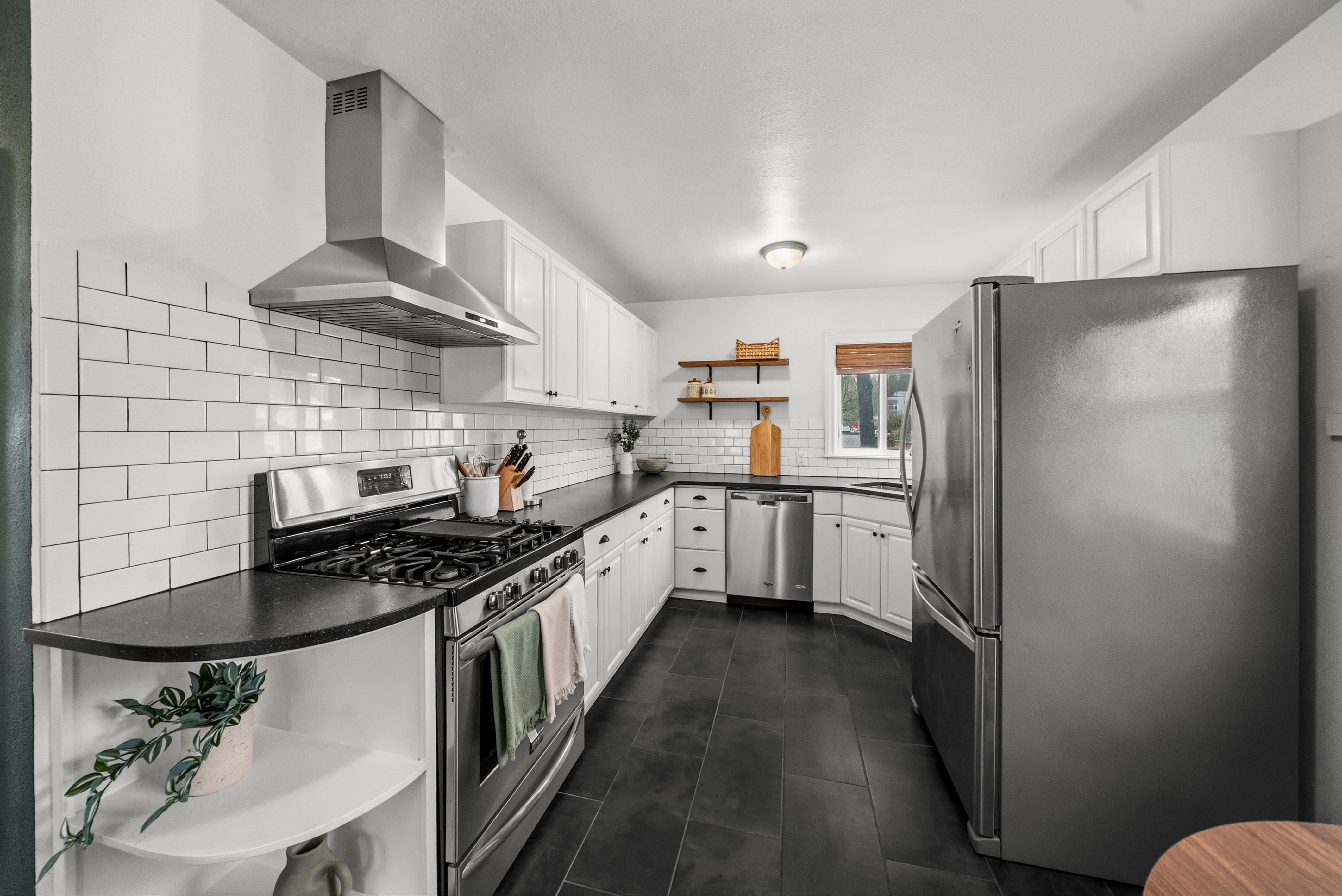 Kitchen appliances and range hood